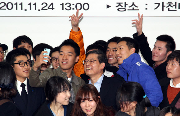 24일 오후 경기도 성남 가천대 경원캠퍼스를 찾은 김황식 국무총리가 대학생들과 대화를 마친 뒤 학생들과 기념촬영을 하고 있다.  연합뉴스