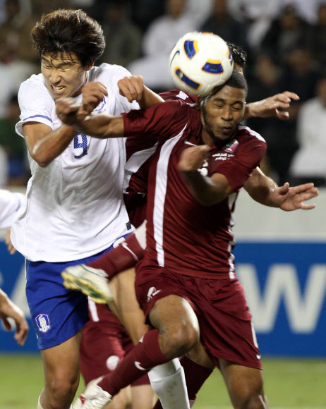 김현성(왼쪽)이 24일 카타르 도하에서 열린 2012 런던올림픽 아시아 지역 최종예선 A조 2차전 카타르와의 경기에서 상대방과 공중볼을 다투고 있다. 도하 연합뉴스