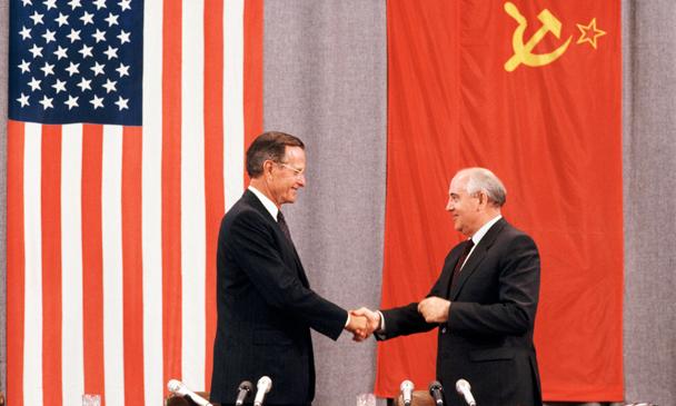 조지 H 부시(왼쪽) 당시 미국 대통령과 미하일 고르바초프 옛 소련 대통령이 1991년 7월 31일 모스크바에서 정상회담을 한 뒤 기자회견장에 나와 악수하고 있다. 워싱턴포스트 홈페이지
