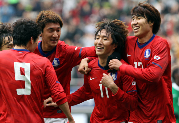 조영철이 살렸다 27일 서울월드컵경기장에서 열린 2012 런던올림픽 아시아최종예선 A조 3차전 한국-사우디아라비아 경기에서 조영철이 페널티킥을 성공시키고 있다. 한국이 1-0으로 승리하며 조 1위 자리를 지켰다. 연합뉴스