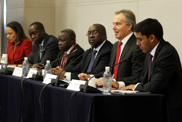 제4차 세계개발원조총회에 참석한 토니 블레어(오른쪽 두 번째) 전 영국 총리가 29일 부산 벡스코에서 열린 아프리카개발 리더십 포럼에서 이야기하고 있다.  부산 연합뉴스