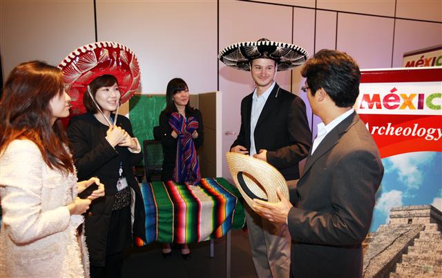 삼성물산이 서울 서초동 본사 1층 로비에서 29일부터 다음 달 2일까지 4일간 개최하는 ‘2011 글로벌데이-멕시코’ 행사에서 관람객들이 멕시코 전통 공예품과 모자를 둘러보고 있다.  삼성물산 제공