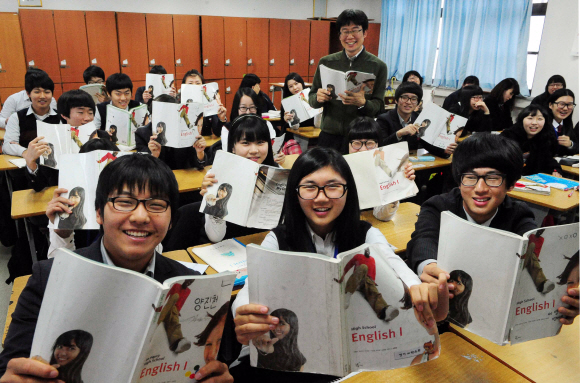우리 학교 영어점수 끝내주죠  1일 충남 당진군 신평고등학교 2학년 학생들이 교육과학기술부가 발표한 ‘성적 향상도 우수 고교’ 100곳 중 과목별 향상도에서 영어 1위 학교로 선정되자 영어책을 들어 보이며 기뻐하고 있다. 이종원 선임기자 jongwon@seoul.co.kr
