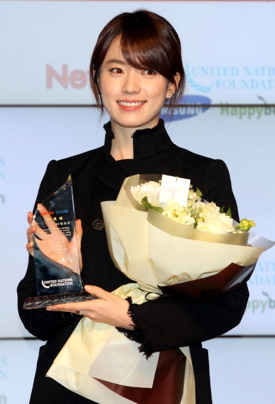 한효주가 5일 오후 서울 서초동 삼성딜라이트에서 열린 ‘UN재단 Nets Go!  홍보대사 위촉식’에 참석해 홍보대사 위촉패를 받고 포즈를 취하고 있다.<br>이주상기자.rainbow@sportsseoul.com