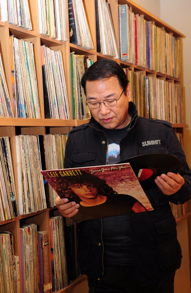 김광한씨가 가장 좋아했던 레이프 가렛 LP를 들여다보고 있다. 