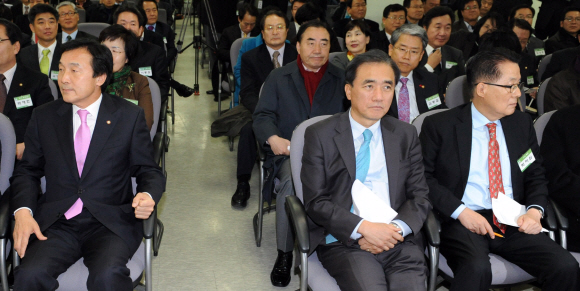 멀어진 孫·朴  손학규(왼쪽) 민주당 대표와 박지원(오른쪽) 전 원내대표가 8일 영등포당사에서 열린 전국지역위원장회의에 참석, 서로 고개를 돌린 채 어색하게 앉아 있다. 도준석기자 pado@seoul.co.kr