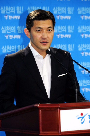 내년 총선을 4개월여 앞둔 11일 한나라당 홍정욱 의원이 당사에서 19대 총선 불출마를 선언하고 있다. 이종원 선임기자 jongwon@seoul.co.kr