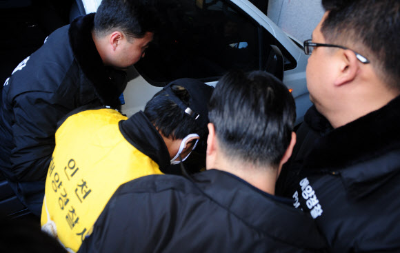 중국어선 단속 해경 사망 사고 관련, 중국어선 루원위호 선장이 15일 오후 영장실질심사를 받기 위해 인천시 남구 인천지방법원에 도착하고 있다.  연합뉴스