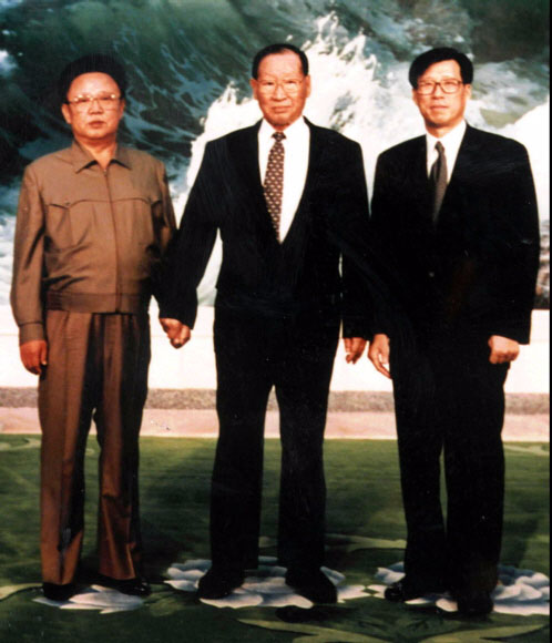 1998년 10월 30일 북한을 방문한 정주영 현대그룹 명예회장과 정몽헌 현대그룹회장이 백화원초대소에서 김 위원장과 손을 잡고 사진을 찍고 있다.