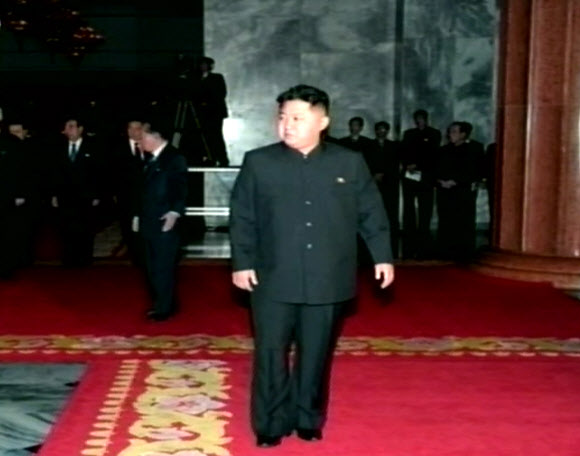북한 조선중앙TV가 20일 오후 금수산기념궁전의 김정일 국방위원장의 시신을 공개했다. 후계자 김정은의 모습.