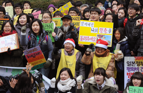 21일 서울 종로구 중학동 주한 일본대사관 앞에서 열린 ‘제1001차 일본군 위안부 문제 해결을 위한 정기 수요시위’에 참가한 위안부 피해 할머니들과 학생들이 일본 정부의 사과를 촉구하는 구호를 외치고 있다. 류재림기자 jawoolim@seoul.co.kr