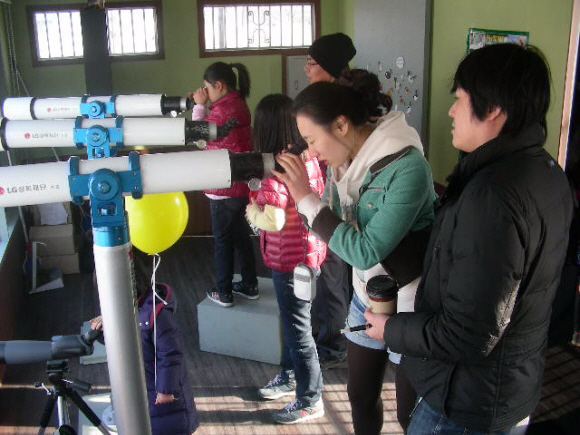 서울 한강시민공원 여의지구의 철새 조망대를 찾은 시민들이 망원경을 통해 밤섬에 서식하는 철새들을 살펴보고 있다. 철새들이 떠나는 2월까지만 운영된다. 서울시 제공