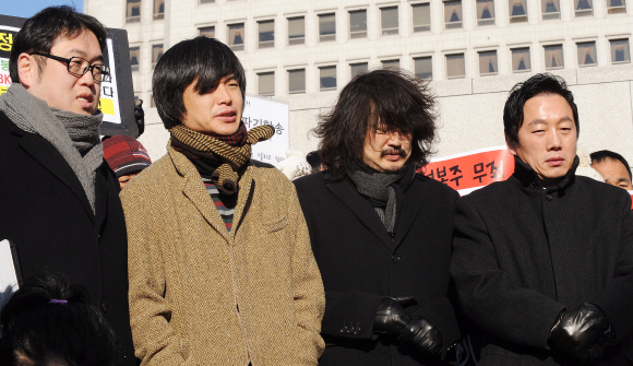 정봉주(오른쪽) 전 민주당 의원이 팟캐스트 ‘나는 꼼수다’ 진행자들과 함께 지난해 12월 22일 서울 서초동 대법원 앞에서 선고결과를 기다리며 지지자들과 대화하고 있다. 왼쪽부터 김용민 시사평론가, 주진우 시사IN 기자, 김어준 딴지일보 총수, 정 전 의원. 류재림기자 jawoolim@seoul.co.kr