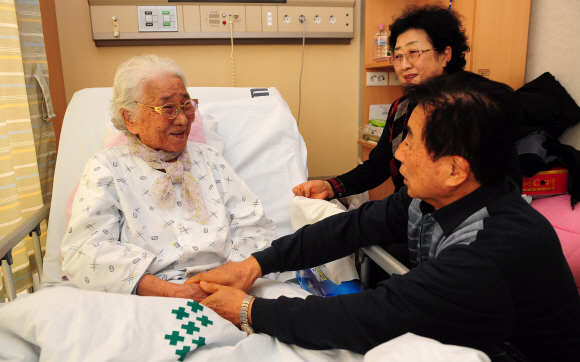 대장암 수술을 받고 회복 중인 102세 문귀춘(왼쪽) 할머니가 25일 서울성모병원에서 밝은 표정으로 아들 고광민씨와 대화를 나누고 있다. 손형준기자 boltagoo@seoul.co.kr