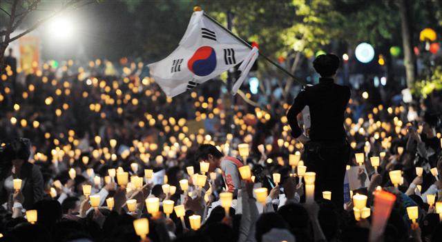 2008년 5월 서울 청계천 주변에서 시민들이 미국산 쇠고기 수입 전면 허용을 반대하는 촛불 집회를 하고 있다. 서울신문 포토라이브러리