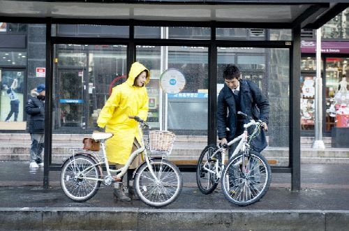 배우 김희애(왼쪽)가 JTBC ‘아내의 자격’에서 이성재와 중년의 사랑을 펼친다. <br>제공 | JTBC