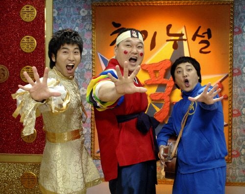 우승민(오른쪽)이 MBC ‘황금어장-무릎팍도사’에 출연하던 당시 메인MC 강호동(가운데), 유세윤과 함께 포즈를 취하고 있다. <br>제공-MBC