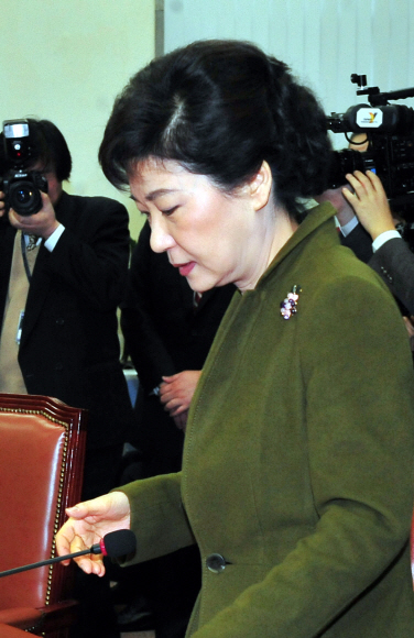 ‘돈봉투’ 파문이 커지고 있는 가운데 한나라당 박근혜 비상대책위원장이 5일 오전 심각한 표정으로 서울 여의도 국회에서 열린 비대위 회의를 주재하기 위해 자리에 앉고 있다. 이언탁기자 utl@seoul.co.kr 