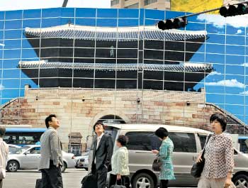 숭례문 복구공사가 한달 가까이 중단됨에 따라 오는 12월 준공 일정에 차질이 예상되고 있다. 서울신문 포토라이브러리 