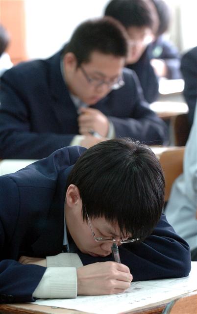 오는 13일이면 2013학년도 수능이 300일 앞으로 다가온다. 고3 교실에서 수험생들이 학력평가시험을 치르고 있다.  서울신문 포토라이브러리