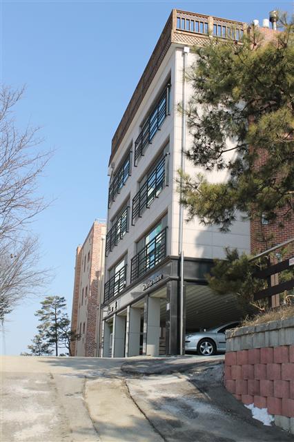 일본 D대학 관계자들이 매입한 경기 광주시 남종면의 한 중형 빌라 전경.