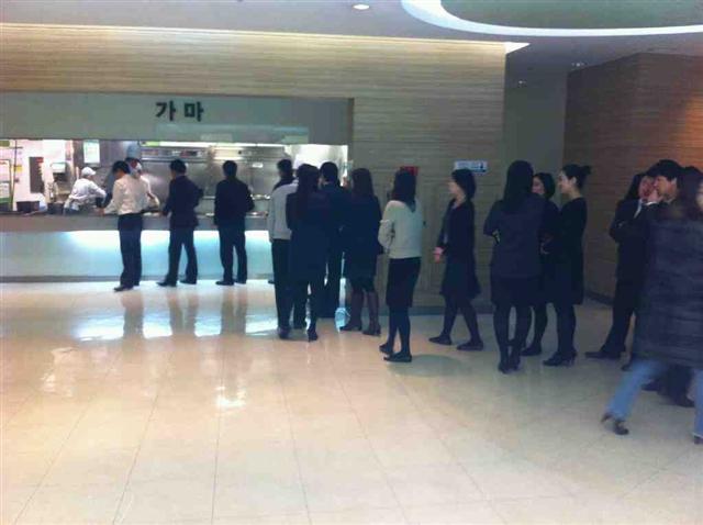 11일 서울 영등포구 여의도동 우리투자증권 구내식당에서 직장인들이 식사를 하기 위해 길게 줄을 서 있다.