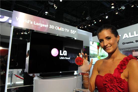 12일(현지시간) 미국 라스베이거스에서 열리고 있는 ‘국제전자제품전시회(CES) 2012’에서 ‘CES 어워즈 2012’ 가운데 TV 분야 ‘베스트 오브 CES’와 최고 영예인 ‘올해의 제품상’을 동시 수상한 LG전자의 55인치 OLED TV. LG전자 제공