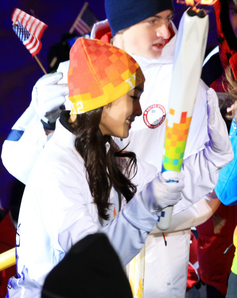 김연아가 13일(현지시간) 오스트리아 인스브루크 베르기젤 슈타디온에서 열린 제1회 인스브루크 동계유스올림픽 개막식에서 두번째 주자로 성화를 봉송하고 있다. 대한체육회