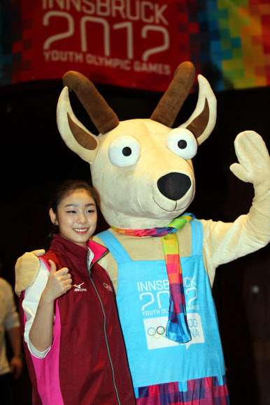 ‘피겨 여왕’ 김연아가 오스트리아 인스브루크에서 열린 제1회 동계유스올림픽에서 ‘롤 모델과의 만남’ 행사에 참가하고 있다. 대한체육회