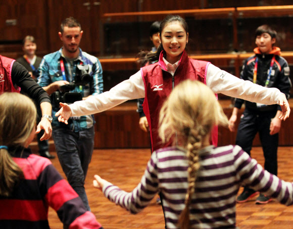 ‘피겨 여왕’ 김연아가 오스트리아 인스브루크에서 열린 제1회 동계유스올림픽에서 ‘롤 모델과의 만남’ 행사에 참가하고 있다. 대한체육회