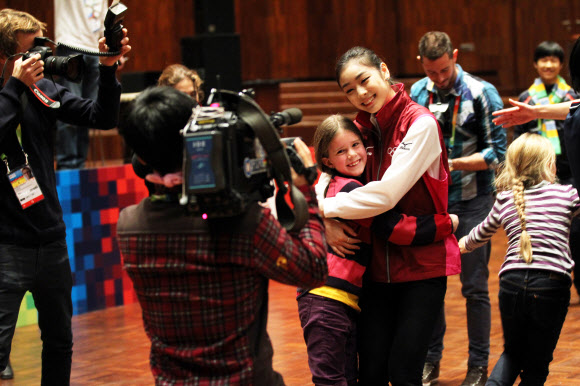 ‘피겨 여왕’ 김연아가 오스트리아 인스브루크에서 열린 제1회 동계유스올림픽에서 ‘롤 모델과의 만남’ 행사에 참가하고 있다. 대한체육회