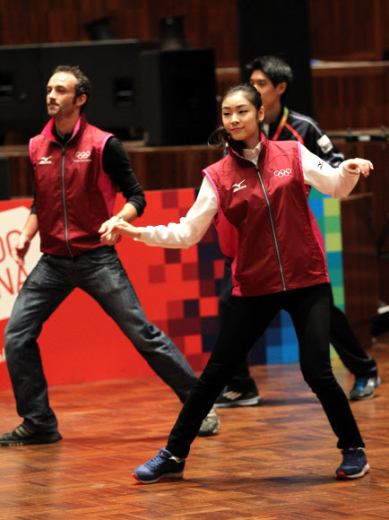 ‘피겨 여왕’ 김연아가 오스트리아 인스브루크에서 열린 제1회 동계유스올림픽에서 ‘롤 모델과의 만남’ 행사에 참가하고 있다. 대한체육회