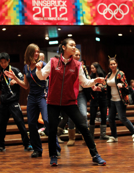 ‘피겨 여왕’ 김연아가 오스트리아 인스브루크에서 열린 제1회 동계유스올림픽에서 ‘롤 모델과의 만남’ 행사에 참가하고 있다. 대한체육회