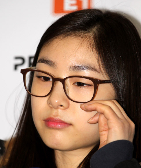 김연아, 안경이 이채롭네 제1회 인스브루크 동계유스올림픽에 홍보대사로 참가했던 ‘피겨 여왕’ 김연아가 16일 인천공항으로 귀국해 인터뷰하고 있다. 안경 쓴 모습이 이채롭다. 영종도=연합뉴스