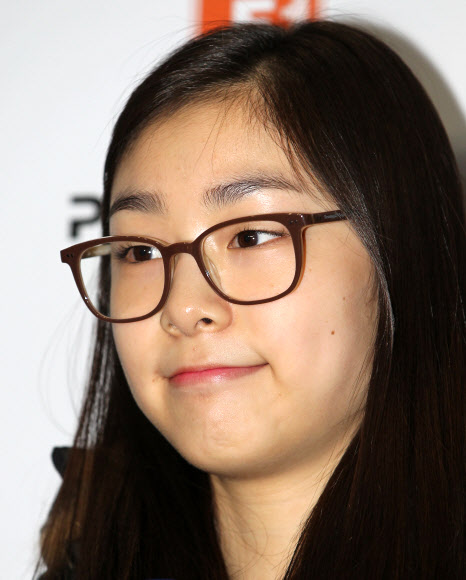 김연아, 안경이 이채롭네 제1회 인스브루크 동계유스올림픽에 홍보대사로 참가했던 ‘피겨 여왕’ 김연아가 16일 인천공항으로 귀국해 인터뷰하고 있다. 안경 쓴 모습이 이채롭다. 영종도=연합뉴스