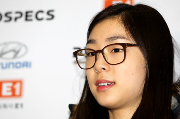 김연아, 안경이 이채롭네 제1회 인스브루크 동계유스올림픽에 홍보대사로 참가했던 ‘피겨 여왕’ 김연아가 16일 인천공항으로 귀국해 인터뷰하고 있다. 안경 쓴 모습이 이채롭다. 영종도=연합뉴스