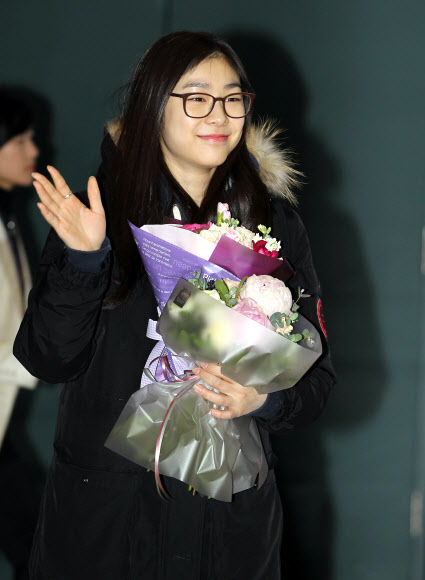 김연아, 반갑게 인사 제1회 인스브루크 동계유스올림픽 홍보대사인 ‘피겨 여왕’ 김연아가 16일 인천공항으로 귀국하며 인사하고 있다. 안경 쓴 모습이 이채롭다.    영종도=연합뉴스