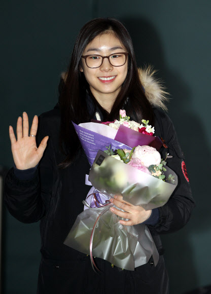 김연아, 반갑게 인사 제1회 인스브루크 동계유스올림픽 홍보대사인 ‘피겨 여왕’ 김연아가 16일 인천공항으로 귀국하며 인사하고 있다. 안경 쓴 모습이 이채롭다.    영종도=연합뉴스