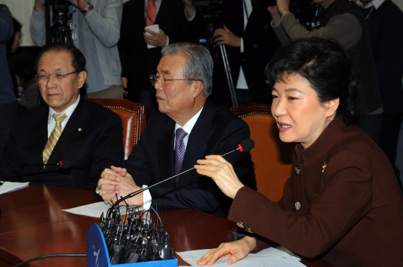 한나라당 박근혜(오른쪽) 비상대책위원장이 16일 국회에서 열린 비대위 전체회의에서 공천 기준안 마련 등에 대한 모두발언을 하고 있다. 김명국기자 daunso@seoul.co.kr