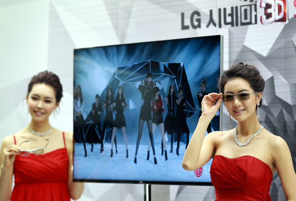 LG전자 홍보도우미들이 19일 서울 서초구 양재동 LG전자 서초R&D 캠퍼스에서 3차원(3D) 입체영상용 안경을 쓴 채 ‘시네마 3D 스마트 TV’를 소개하고 있다. 연합뉴스