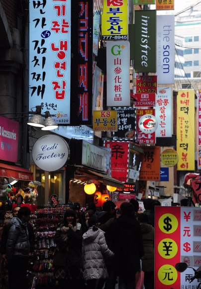 정부가 동절기 에너지 절약 대책으로 네온사인 조명시간을 규제하고 나선 가운데 19일 서울 명동의 상가들은 낮부터 간판의 불을 켠 채 영업을 하고 있다.  안주영기자 jya@seoul.co.kr