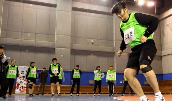 19일 서울 올림픽공원 SK핸드볼올림픽경기장에서 열린 SK 루브리컨츠 핸드볼 팀의 선수 선발 공개 테스트에 참가한 지원자들이 강도높은 체력 시험을 치르고 있다. 연합뉴스