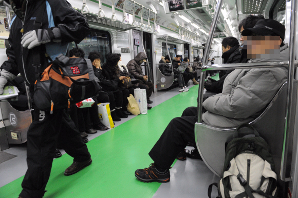 25일 오전 5시 30분 신도림역 2호선 첫차를 탄 50대 후반 장년을 비롯, 65세 이상 노인들이 두꺼운 점퍼를 입고 짐을 든 채 고단한 하루를 열고 있다.  이언탁기자 utl@seoul.co.kr