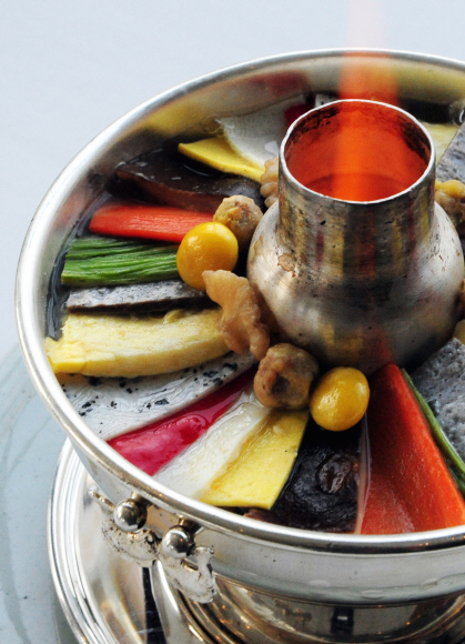 대표적인 궁중음식인 신선로에는 전형적인 오방색의 이미지가 드러난다(한식당 궁연).