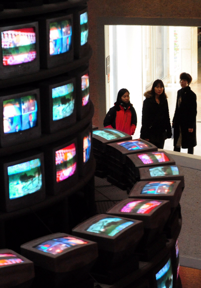 백남준의 비디오아트는 오방색의 미감을 현대미술의 표현 방식에 올려 본 시도다(국립현대미술관).