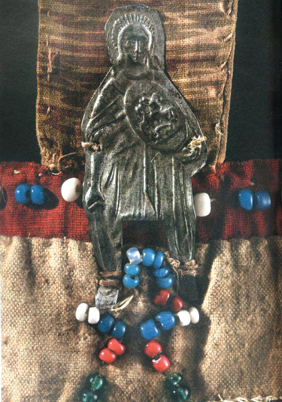 샤먼의 무구가 된 가톨릭의 미카엘 대천사. 한손엔 칼을, 다른 손엔 방패를 들고 머리 위쪽 후광을 묘사한 점이 재밌다.