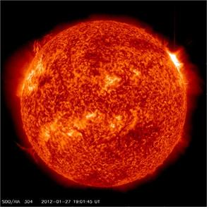 SDO위성(미국 NASA의 태양관측 전용위성)의 흑점폭발 당시의 태양관측 이미지. 사진 오른쪽 위에 빛나는 부분이 폭발 위치이다. 국립전파연구원 제공