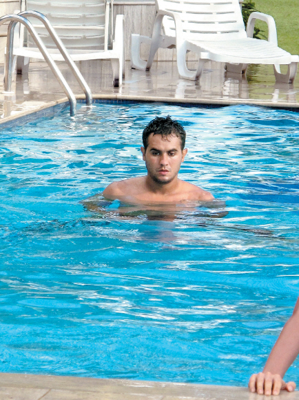 브라질 상파울루주 이투시의 스파스포츠리조트 내 수영장에서 오후 훈련 후 몸을 푸는 에닝요.