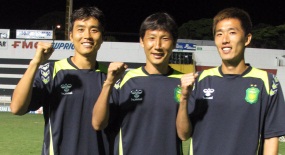 브라질 전지훈련에서 김상식, 김정우 등 프로축구 전북 현대 동료들과 파이팅 자세를 취하고 있는 ‘라이언킹’ 이동국(오른쪽).
