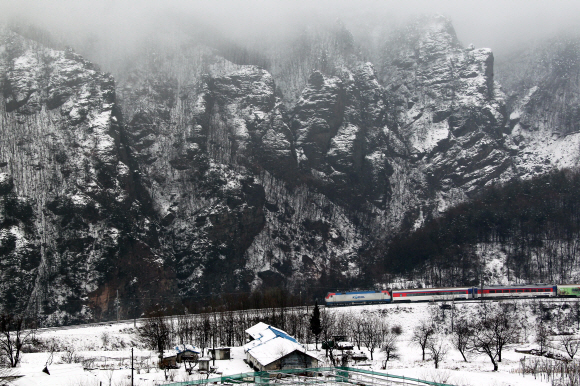 무궁화호 열차가 한국의 그랜드캐니언이라 불리는 통리 협곡 스위치백 구간을 지나고 있다. 올 6월께 솔안터널이 개통되면 열차를 타고 이 같은 풍경과 마주하는 것도 추억 속으로 사라지게 된다.